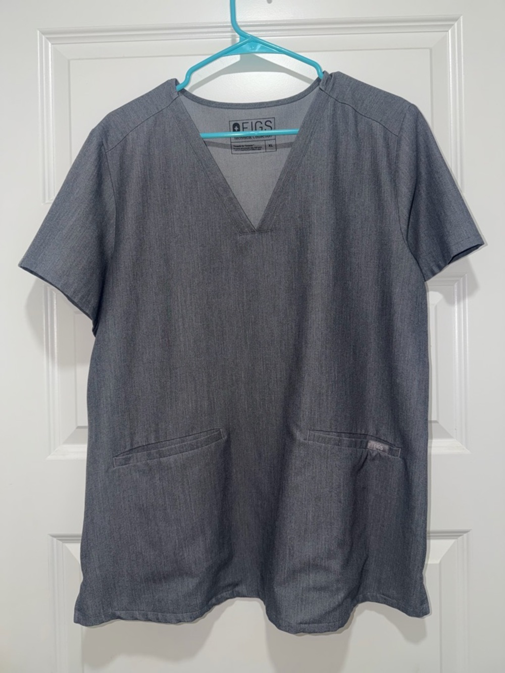 Figs casma Women's Short Sleeve V-Neck Top in graphite